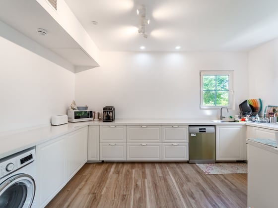 Stunning |  Fully Upgraded | Garden View, picture 8