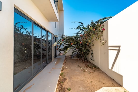 Vacant 4 BR | Bright Corner Townhouse..., picture 23