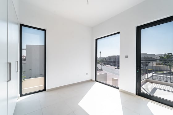 Vacant 4 BR | Bright Corner Townhouse..., picture 17