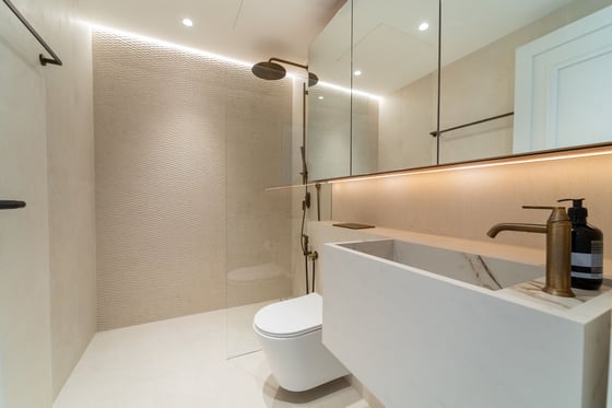 Vacant | Upgraded 3BR | Water & Burj View, picture 11