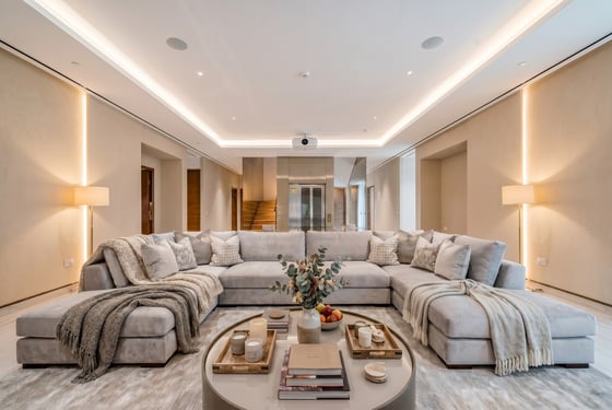 Must-See Trophy 4BR Garden Suite with Private Pool, picture 2