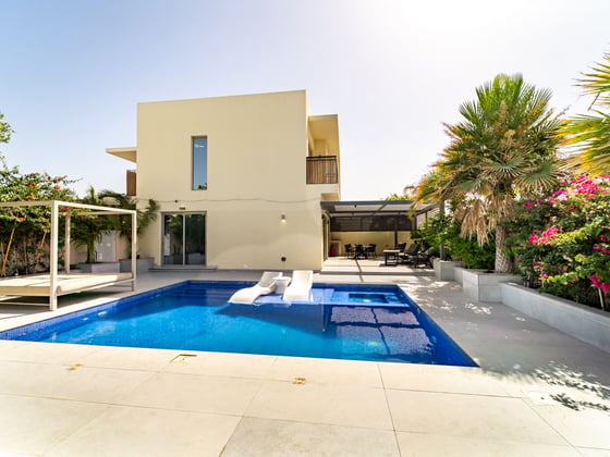 EXCLUSIVE . A Must-See Four Bedroom Upgraded TH in Camelia w, picture 1