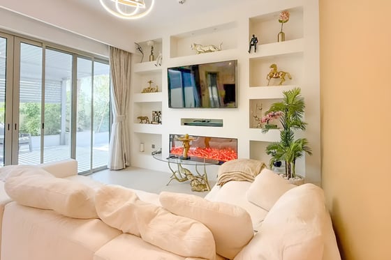 EXCLUSIVE . A Must-See Four Bedroom Upgraded TH in Camelia w, picture 6