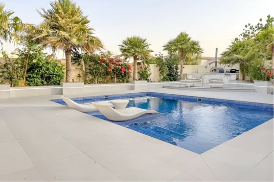 EXCLUSIVE . A Must-See Four Bedroom Upgraded TH in Camelia w, picture 2