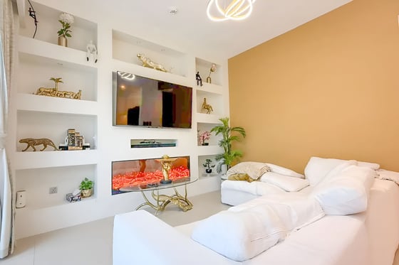 EXCLUSIVE . A Must-See Four Bedroom Upgraded TH in Camelia w, picture 5