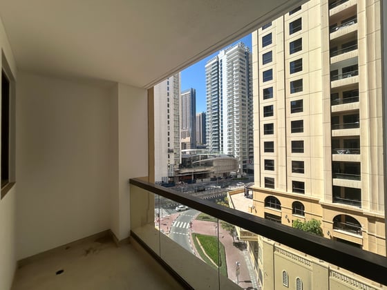 Vacant | Low Floor | Upgraded..........., picture 1