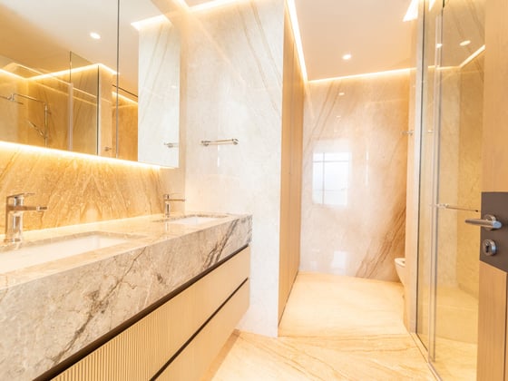 Luxury Living | Fully Upgraded | Full Marina View, picture 8