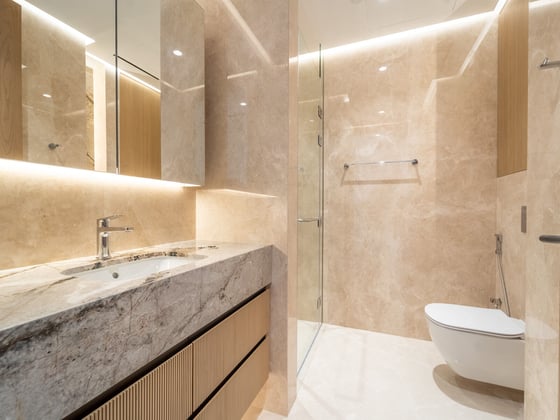 Luxury Living | Fully Upgraded | Full Marina View, picture 3
