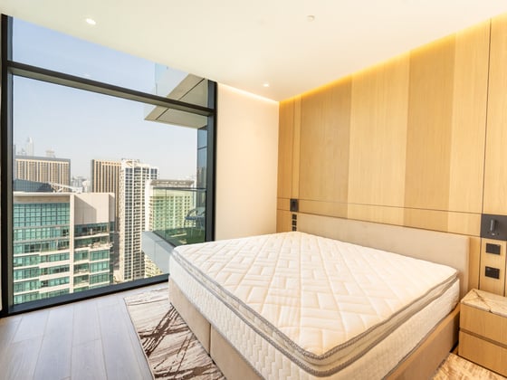 Luxury Living | Fully Upgraded | Full Marina View, picture 2