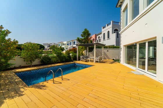 Upgraded Villa | Lake View | Large Plot., picture 1