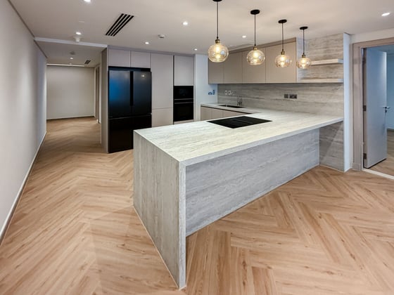 Fully Upgraded | Direct Pool Access | Vacant, picture 2