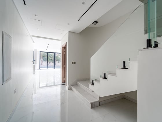 One of a Kind | Fully Upgraded | Vacant., picture 3