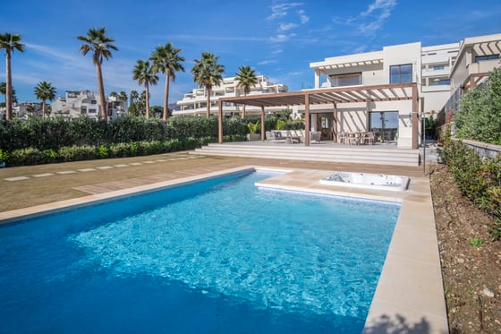 Brand new beachfront villa with 24h security in Estepona, picture 1