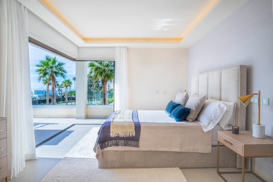 Brand new beachfront villa with 24h security in Estepona, picture 11