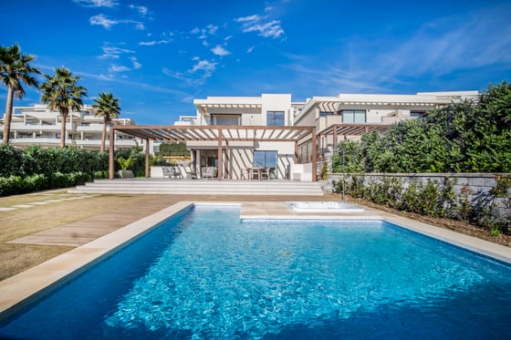 Brand new beachfront villa with 24h security in Estepona, picture 2