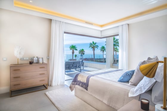 Brand new beachfront villa with 24h security in Estepona, picture 12