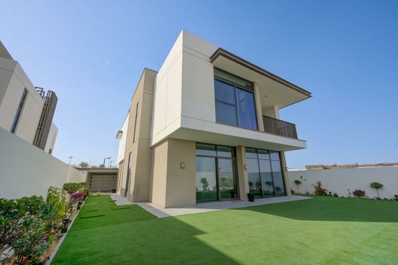 Elevated | Corner | Panoramic Skyline Views, picture 1