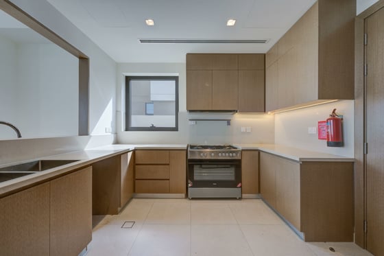 Elevated | Corner | Panoramic Skyline Views, picture 6