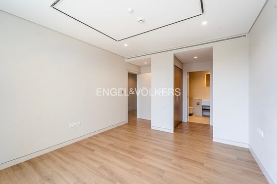 Luxury Living with Sea and Skyline Views, picture 7