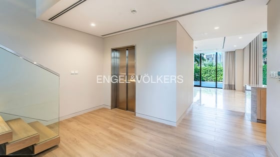 Luxury Living with Sea and Skyline Views, picture 5