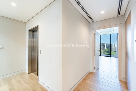 Luxury Living with Sea and Skyline Views, picture 6