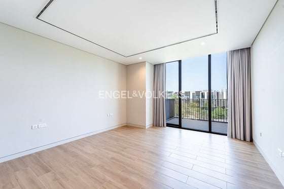 Luxury Living with Sea and Skyline Views, picture 2