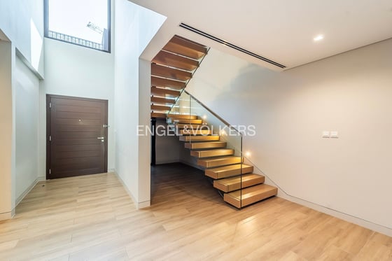 Luxury Living with Sea and Skyline Views, picture 8