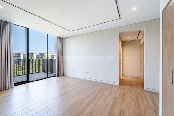 Luxury Living with Sea and Skyline Views, picture 3