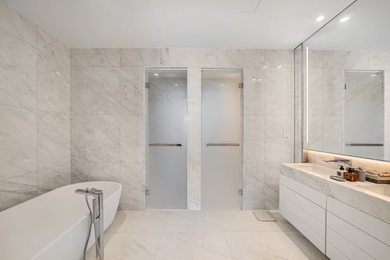 Ultra High Floor One-Of-A-Kind Upgraded Residence, picture 10
