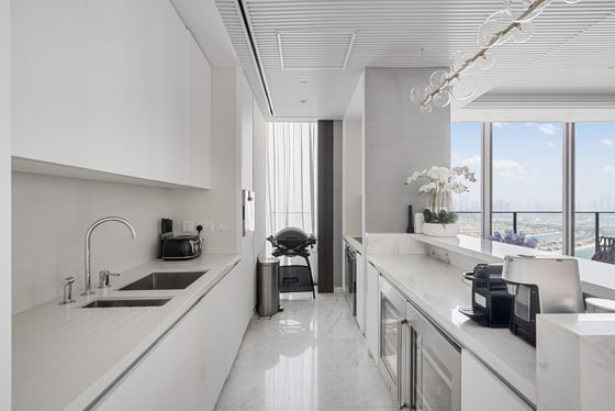 Ultra High Floor One-Of-A-Kind Upgraded Residence, picture 7
