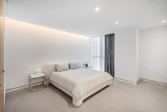 Ultra High Floor One-Of-A-Kind Upgraded Residence, picture 9