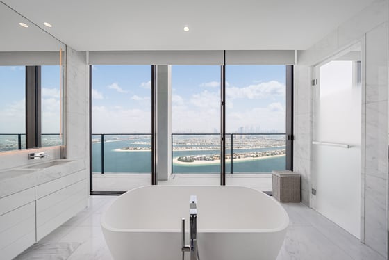 Ultra High Floor One-Of-A-Kind Upgraded Residence, picture 4