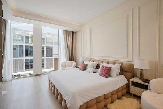 ** Front Row | Lagoon View | Furnished **, picture 4
