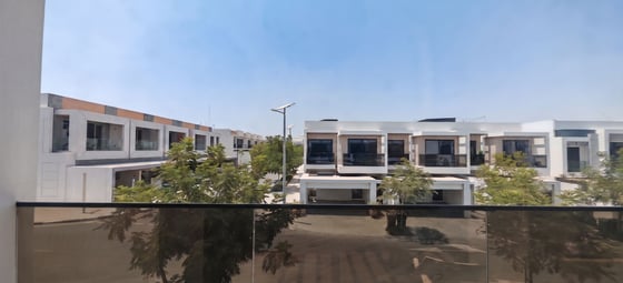 Spacious | Prime Location | Upgraded...., picture 1