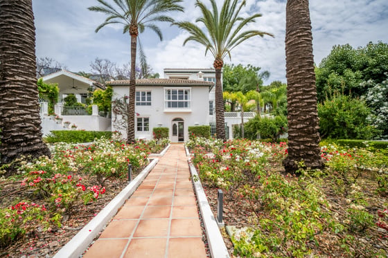 Introducing an elegant villa in the prestigious Marbella, picture 1
