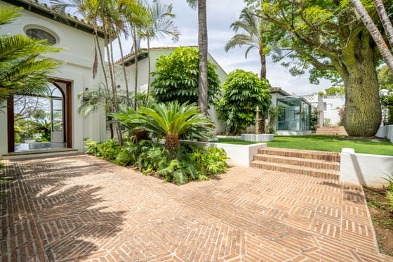 Introducing an elegant villa in the prestigious Marbella, picture 4