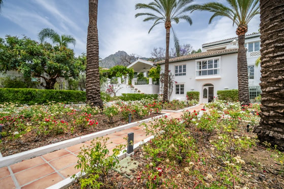 Introducing an elegant villa in the prestigious Marbella, picture 2