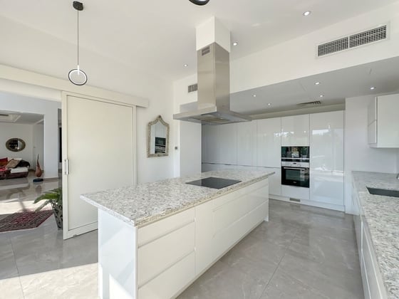 Vacant Lakefront Villa on an Extended Plot, picture 3