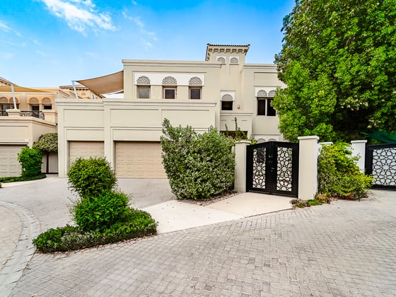 6 Bed | Private Pool | Renovation Opportunity | View Today, picture 1