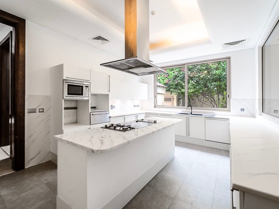 6 Bed | Private Pool | Renovation Opportunity | View Today, picture 9