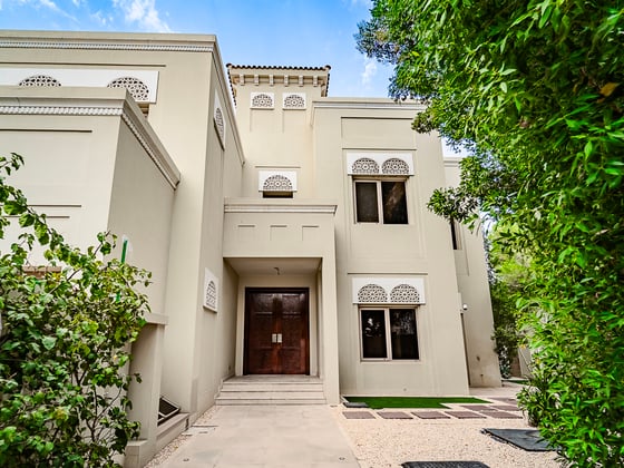 6 Bed | Private Pool | Renovation Opportunity | View Today, picture 2