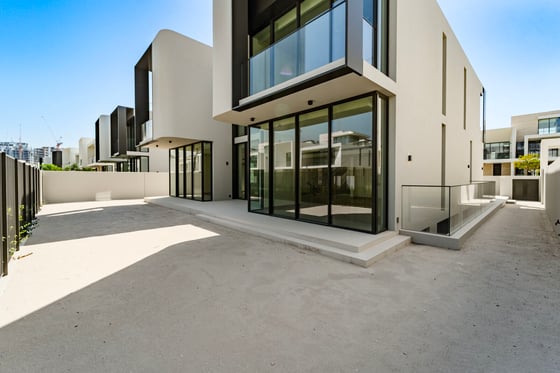 Classic Facade | Vacant | Lagoon Facing., picture 40