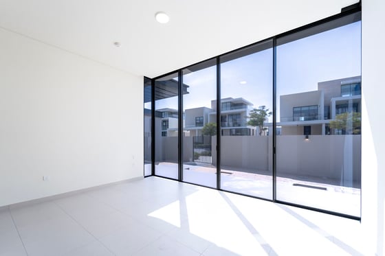 Classic Facade | Vacant | Lagoon Facing., picture 14