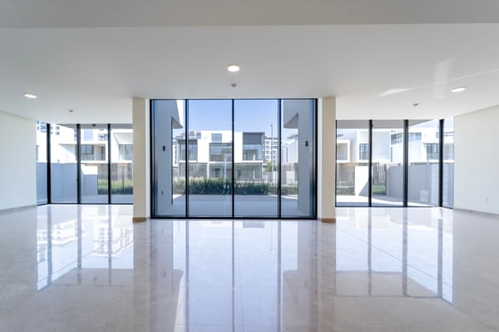 Classic Facade | Vacant | Lagoon Facing., picture 2