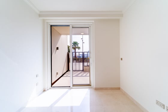 Vacant | Beachfront Duplex | Marina View, picture 10