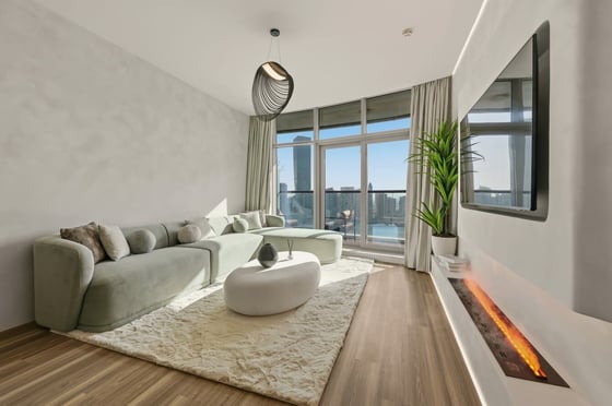 Luxury Waterfront Living | Fully Renovated, picture 2