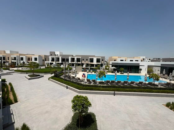 Single Row | Vacant | Backing Pool | G+2, picture 1