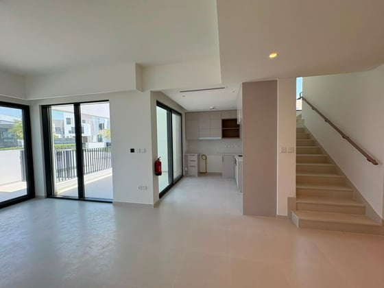 Single Row | Vacant | Backing Pool | G+2, picture 2