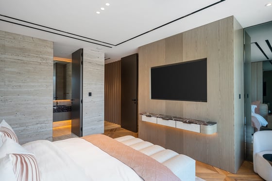 Beautifully Renovated | Private Spa | High Number, picture 12