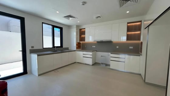 Upgraded Luxury Villa | Big Plot | Fully Furnished, picture 7